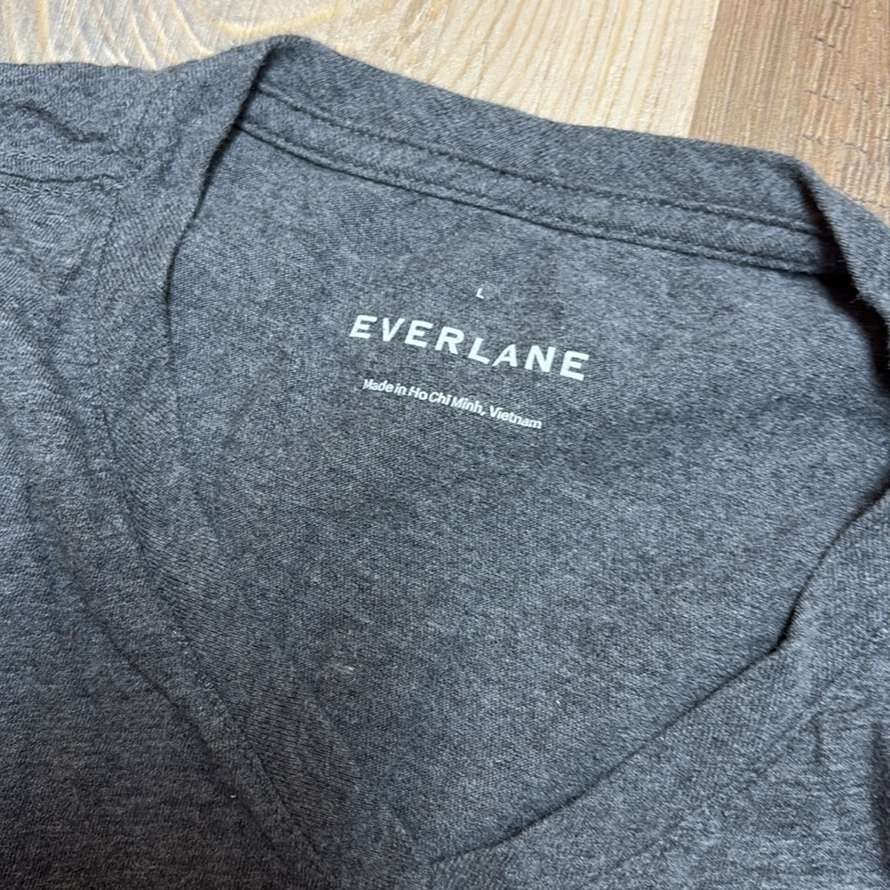 Everlane short sleeve gray v-neck T-shirt - Picture 2 of 2